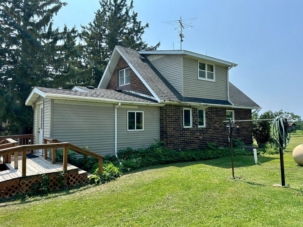 Image 4 of property listing at 312 10th Street, Clear Lake, WI 54005