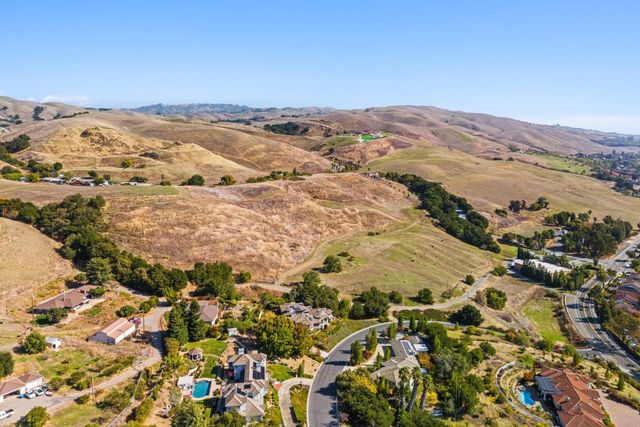1995 Old Calaveras Road, Milpitas, CA 95035