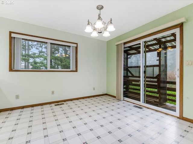 690 MARYLHURST Dr, West Linn, OR 97068