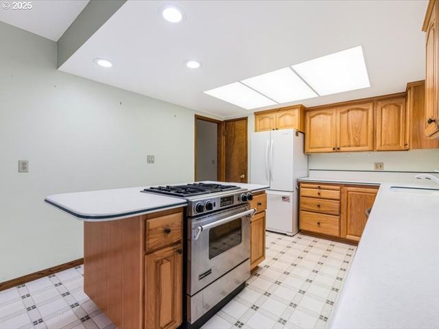 690 MARYLHURST Dr, West Linn, OR 97068