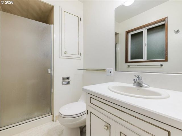 690 MARYLHURST Dr, West Linn, OR 97068