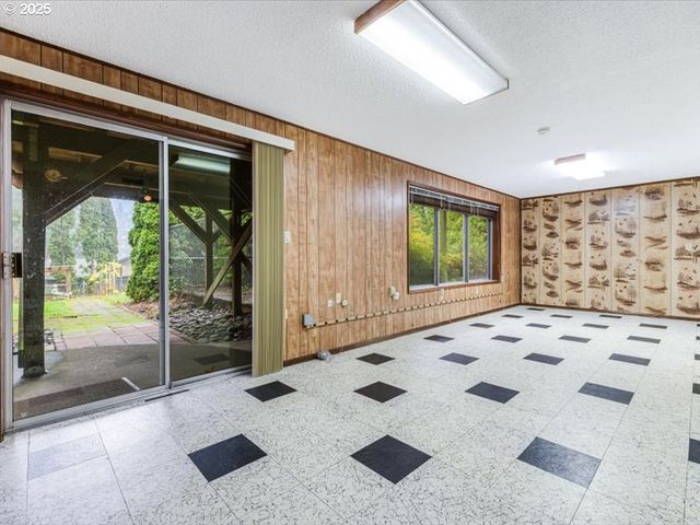 690 MARYLHURST Dr, West Linn, OR 97068