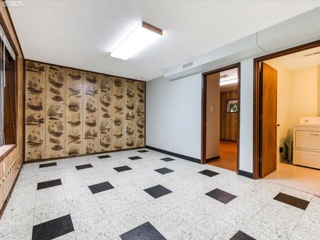 690 MARYLHURST Dr, West Linn, OR 97068