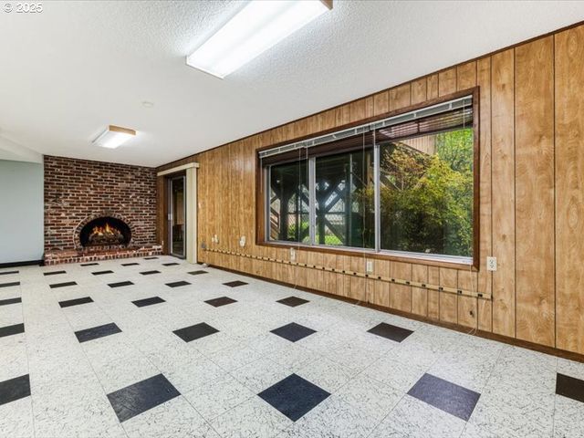 690 MARYLHURST Dr, West Linn, OR 97068