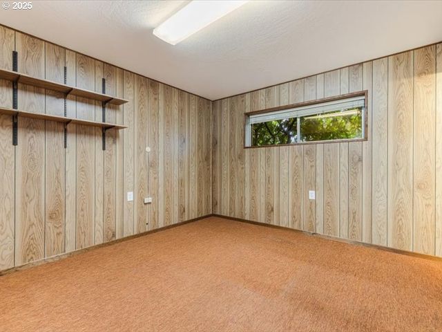 690 MARYLHURST Dr, West Linn, OR 97068