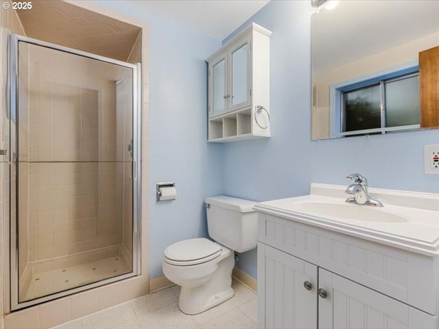 690 MARYLHURST Dr, West Linn, OR 97068