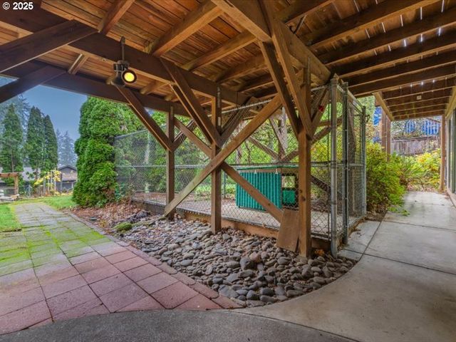 690 MARYLHURST Dr, West Linn, OR 97068
