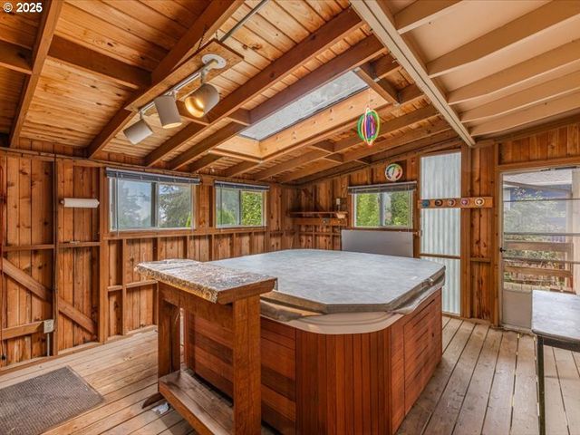 690 MARYLHURST Dr, West Linn, OR 97068