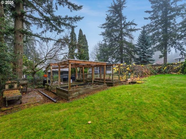 690 MARYLHURST Dr, West Linn, OR 97068