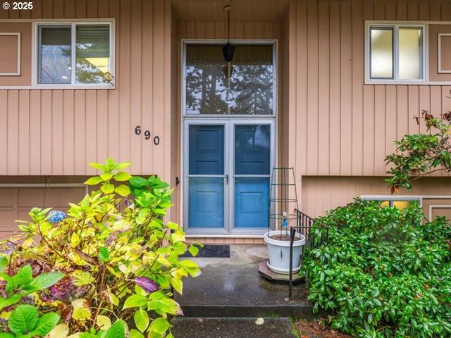 690 MARYLHURST Dr, West Linn, OR 97068