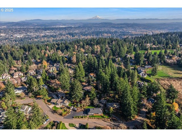 690 MARYLHURST Dr, West Linn, OR 97068