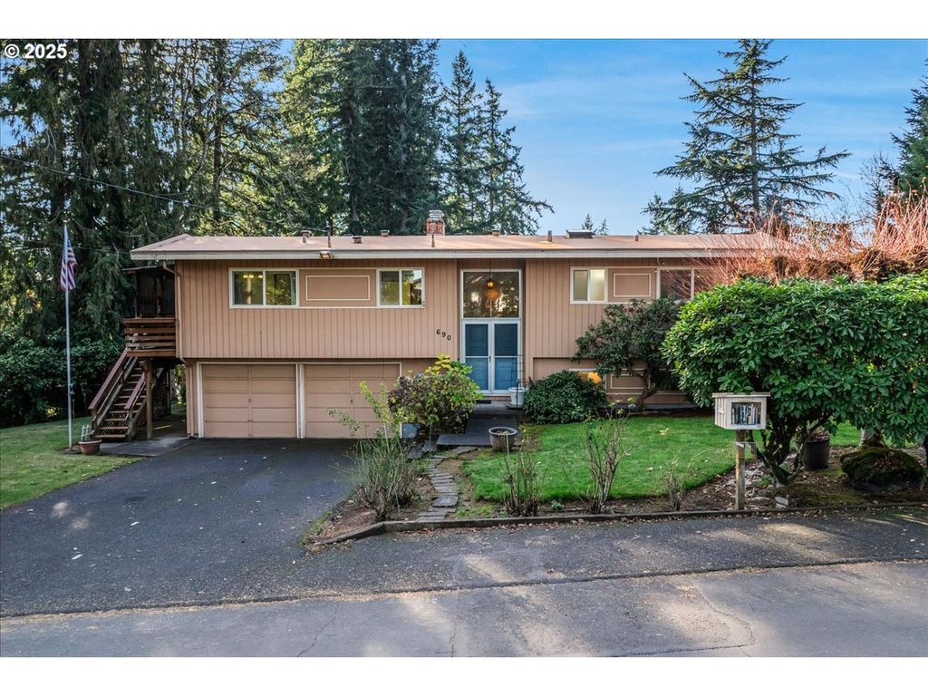 690 MARYLHURST Dr, West Linn, OR 97068