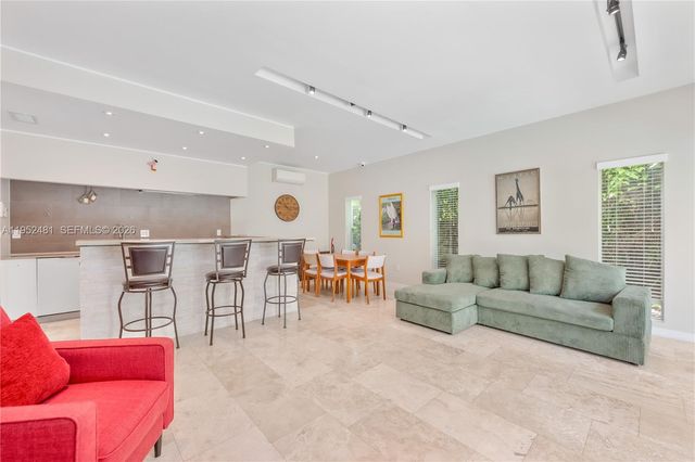 472 Minola Dr 472, Miami Springs, FL 33166