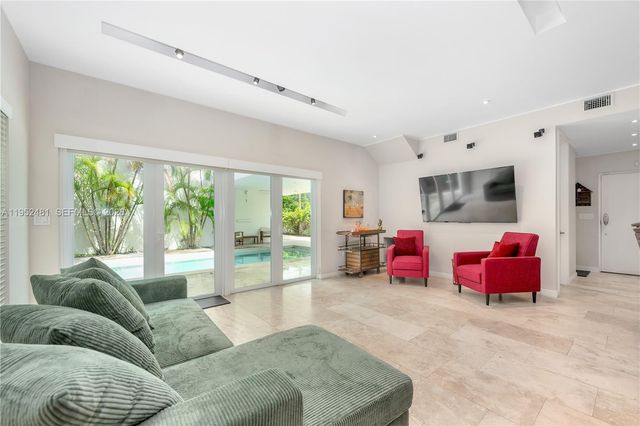 472 Minola Dr 472, Miami Springs, FL 33166