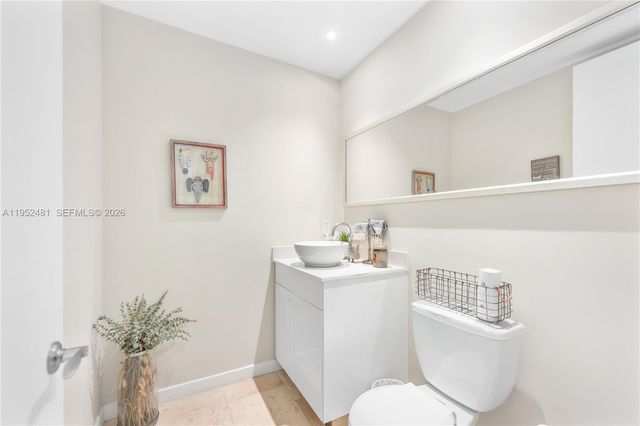 472 Minola Dr 472, Miami Springs, FL 33166