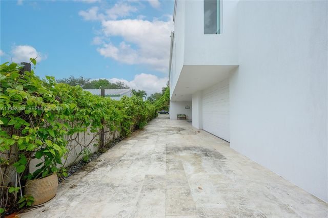 472 Minola Dr 472, Miami Springs, FL 33166