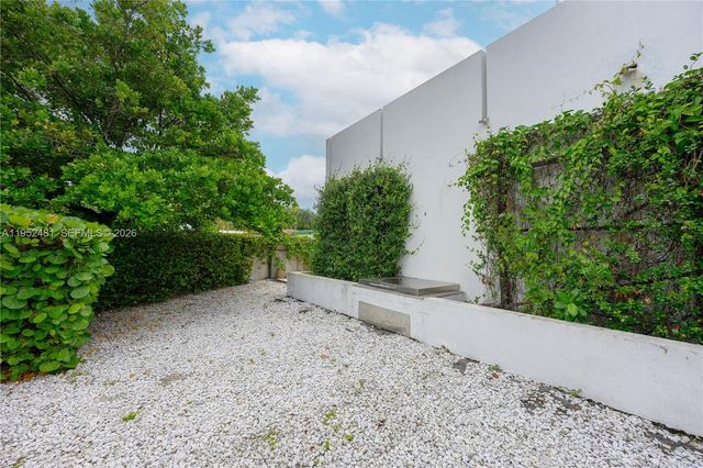 472 Minola Dr 472, Miami Springs, FL 33166