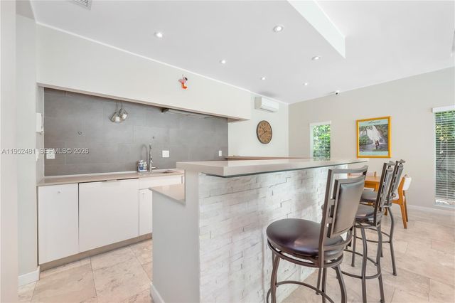 472 Minola Dr 472, Miami Springs, FL 33166