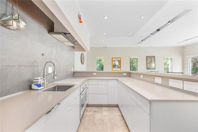 472 Minola Dr 472, Miami Springs, FL 33166