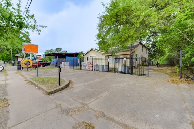9317 Homestead Road, Houston, TX 77016