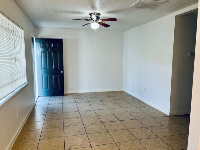 5136 Mallow Street B, Houston, TX 77033