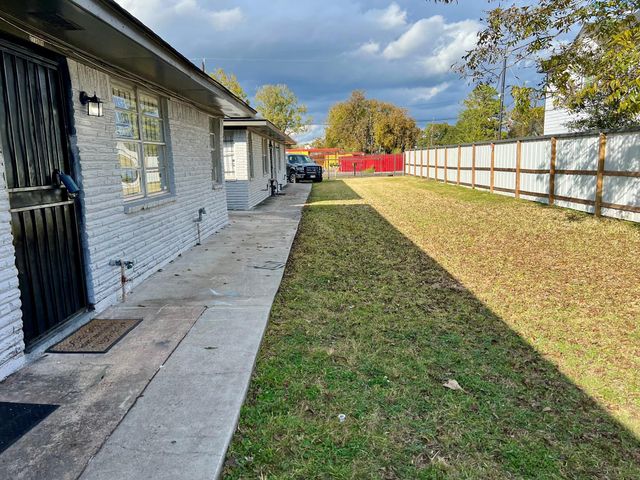 5136 Mallow Street B, Houston, TX 77033