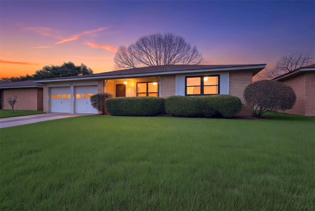 Image 1 of property listing at 11807 S Ridgewood Circle, Houston, TX 77071