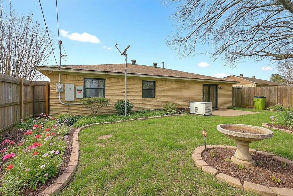 Image 14 of property listing at 11807 S Ridgewood Circle, Houston, TX 77071