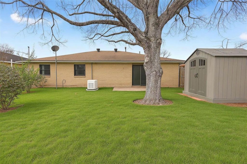 Image 15 of property listing at 11807 S Ridgewood Circle, Houston, TX 77071