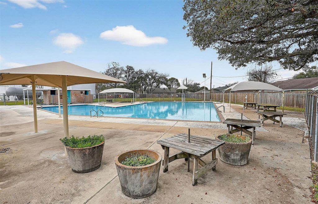 Image 16 of property listing at 11807 S Ridgewood Circle, Houston, TX 77071