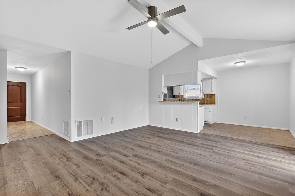 Image 5 of property listing at 11807 S Ridgewood Circle, Houston, TX 77071