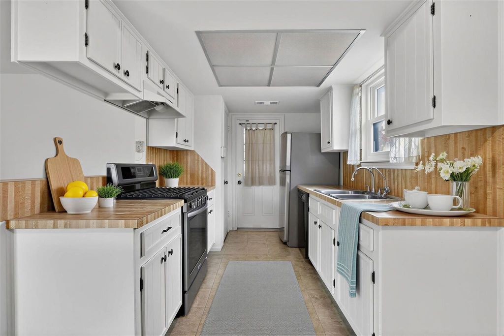 Image 6 of property listing at 11807 S Ridgewood Circle, Houston, TX 77071