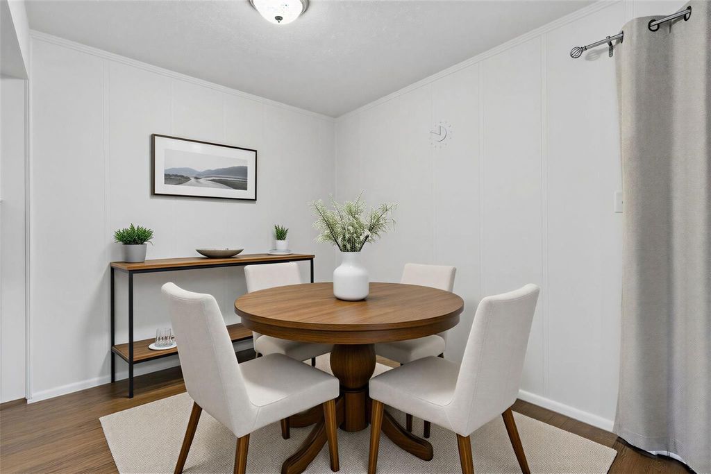 Image 7 of property listing at 11807 S Ridgewood Circle, Houston, TX 77071