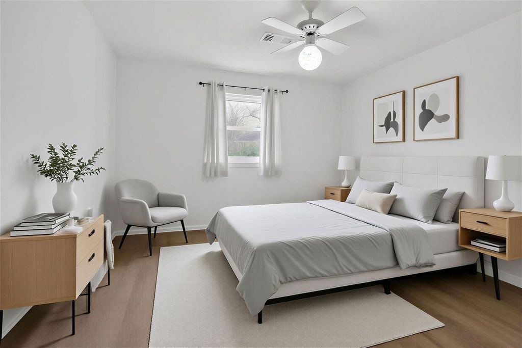 Image 9 of property listing at 11807 S Ridgewood Circle, Houston, TX 77071