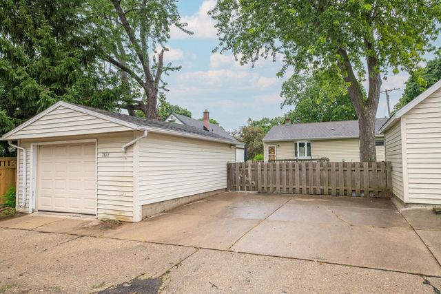 7822 W Palmetto AVENUE, Milwaukee, WI 53218