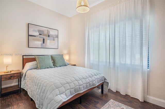 920 SW 9th St, Miami, FL 33130