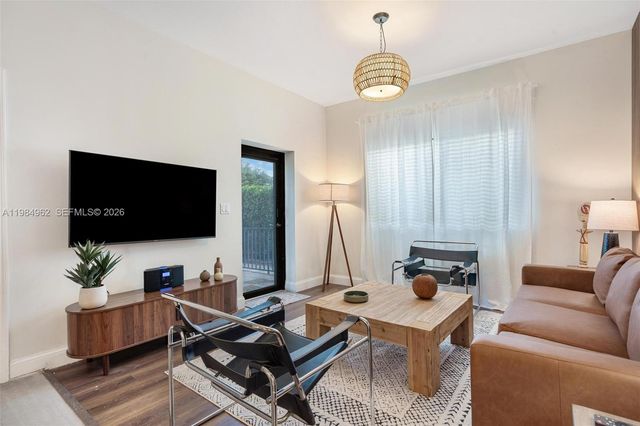 920 SW 9th St, Miami, FL 33130