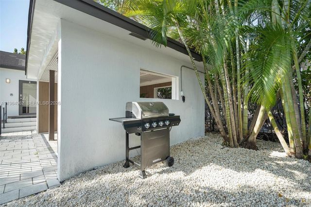 920 SW 9th St, Miami, FL 33130