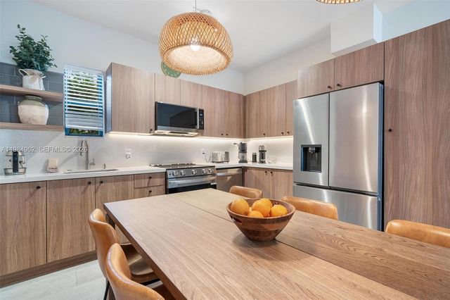 920 SW 9th St, Miami, FL 33130