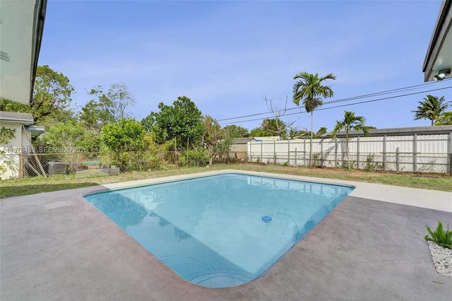 4861 NW 5th St, Plantation, FL 33317