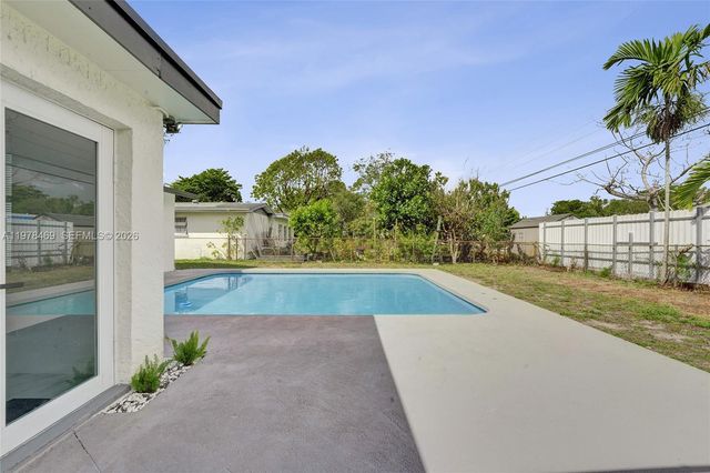 4861 NW 5th St, Plantation, FL 33317