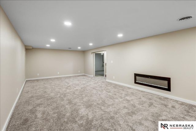 821 N 77th Street, Omaha, NE 68114