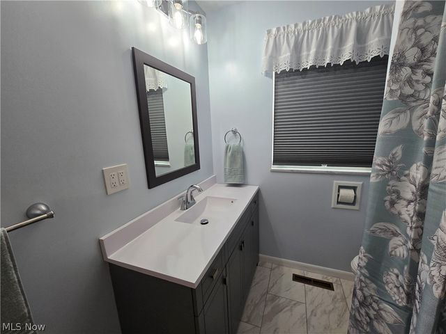 206 E 5th Street, Williamstown, WV 26187