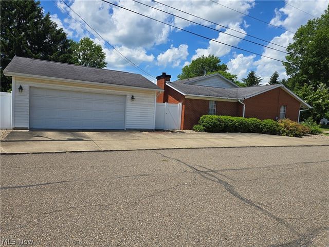 206 E 5th Street, Williamstown, WV 26187