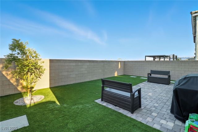 10106 Queens Pearl Street, Las Vegas, NV 89141