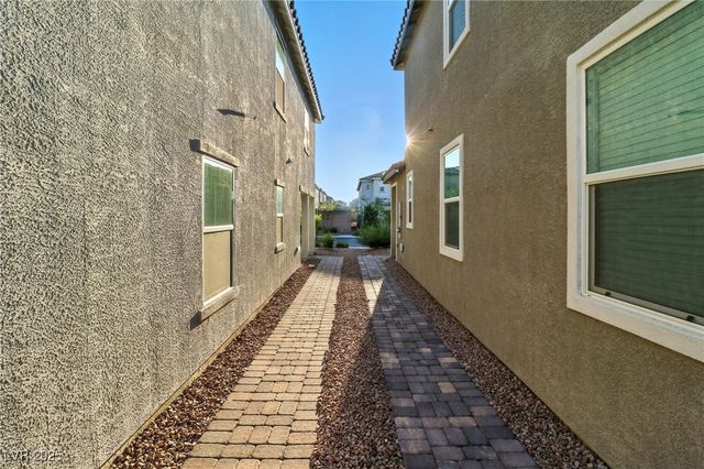 10106 Queens Pearl Street, Las Vegas, NV 89141