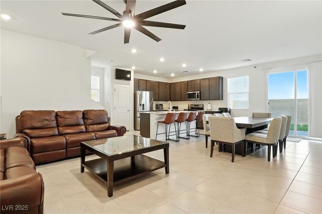 10106 Queens Pearl Street, Las Vegas, NV 89141