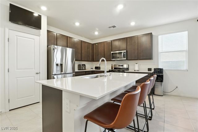 10106 Queens Pearl Street, Las Vegas, NV 89141