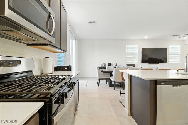 10106 Queens Pearl Street, Las Vegas, NV 89141