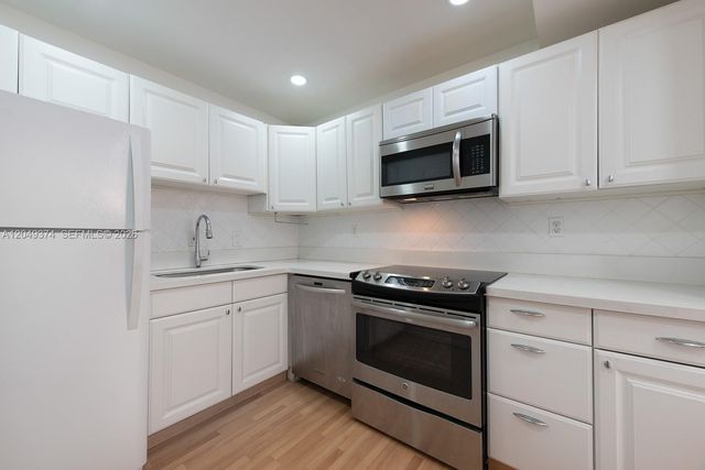 800 W Ave 631 631, Miami Beach, FL 33139